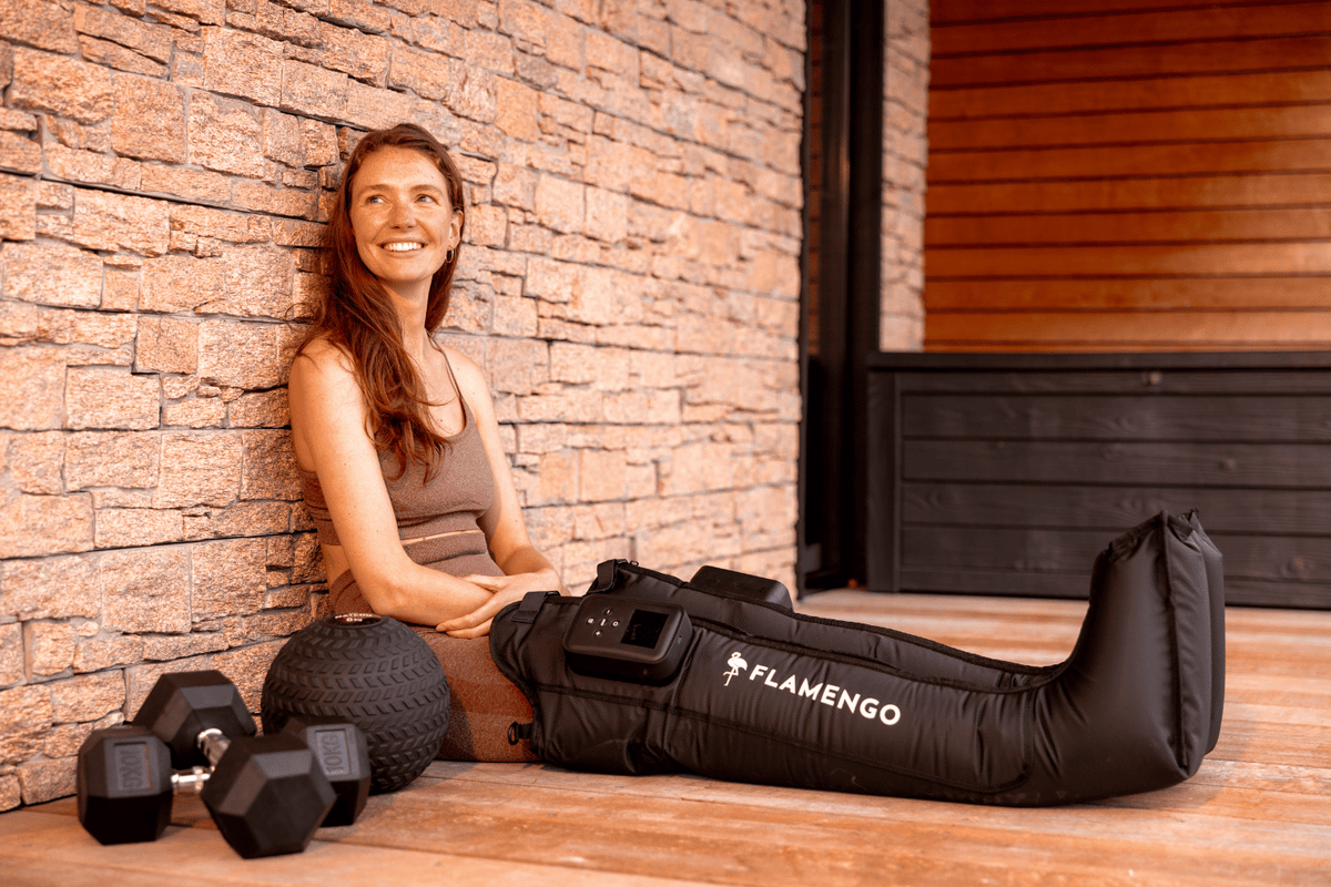 Persoon ontspant met de Flamengo Air Recovery Boots om de benen